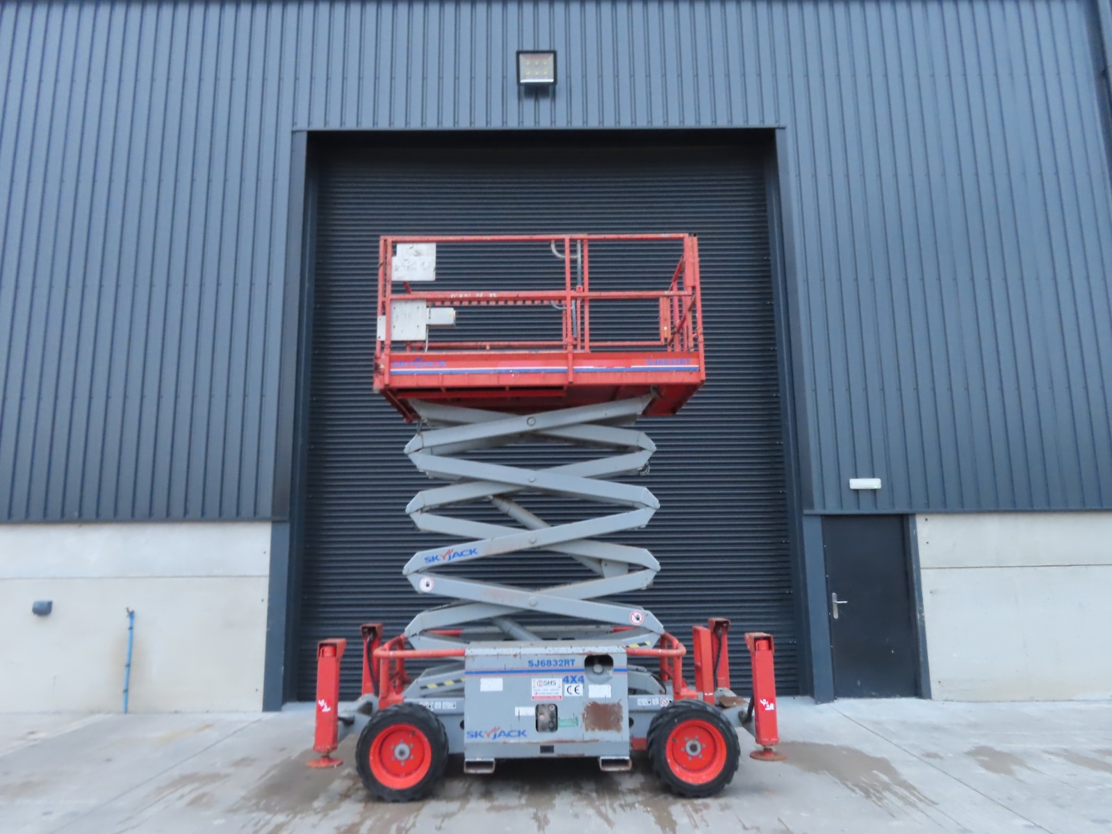 Skyjack 6832RT Diesel Scissor Lift Access Platform Cherry Picker SN